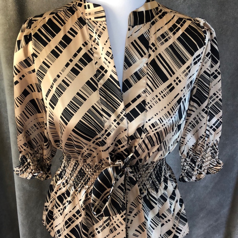 BCBGMAXAZRIA Gold and Black blouse sz S - Picture 5 of 5